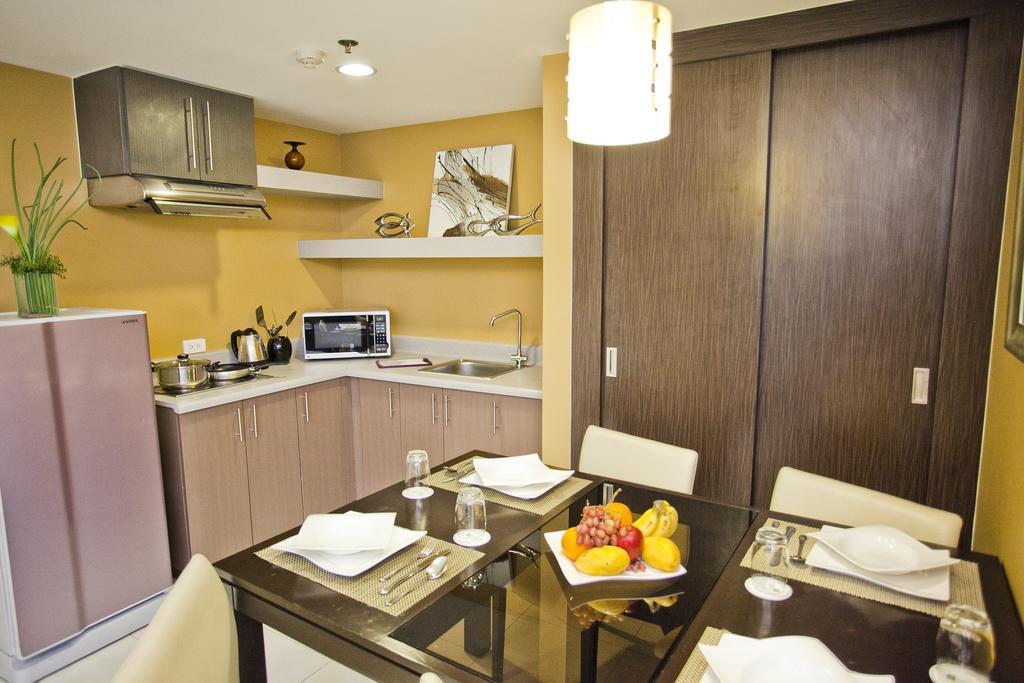 The Exchange Regency Residence Hotel Managed By Hii Pasig City Стая снимка